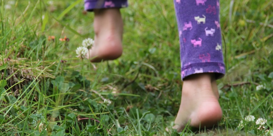 Marcher pieds nus: les bienfaits sur la santé - Phytonut