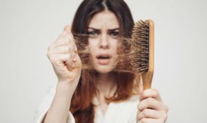 une femme qui perd ses cheveux automne