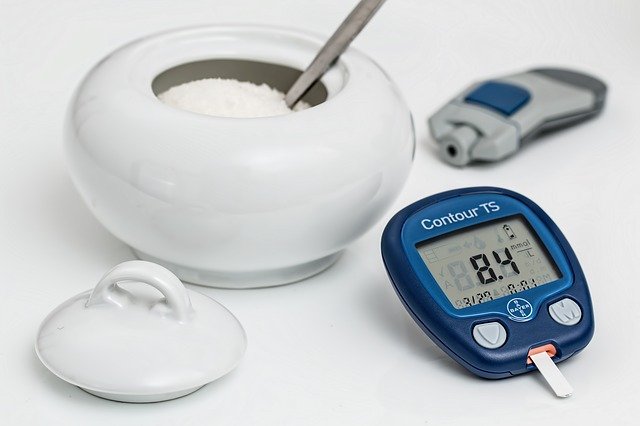 Glucomètre et sucre, image représentant le diabète, ses symptômes et traitement.