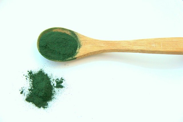 Photo de spiruline en poudre, différence avec la chlorella.