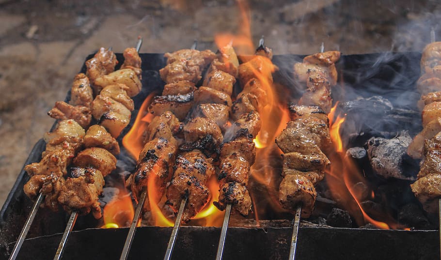 Brochettes sur un barbecue.