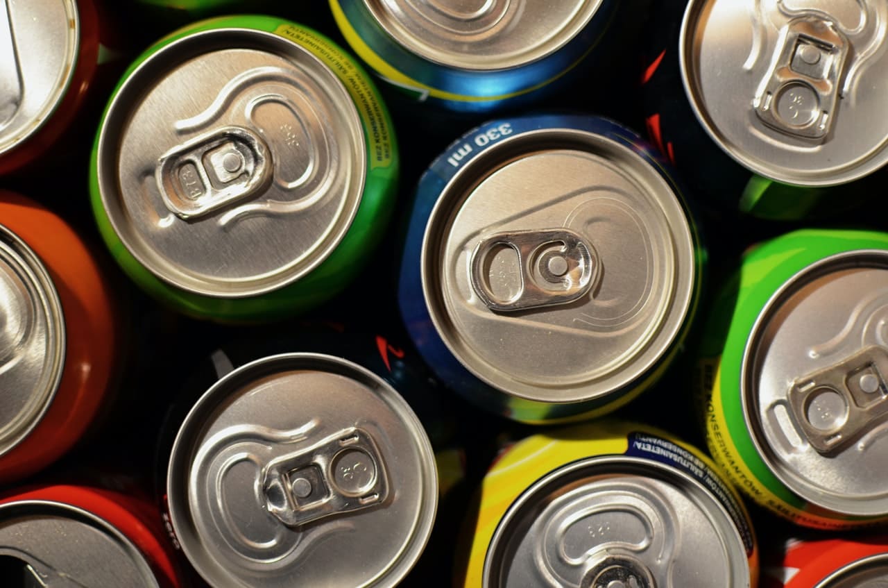Canettes de soda : aluminium présent dans l'alimentation.