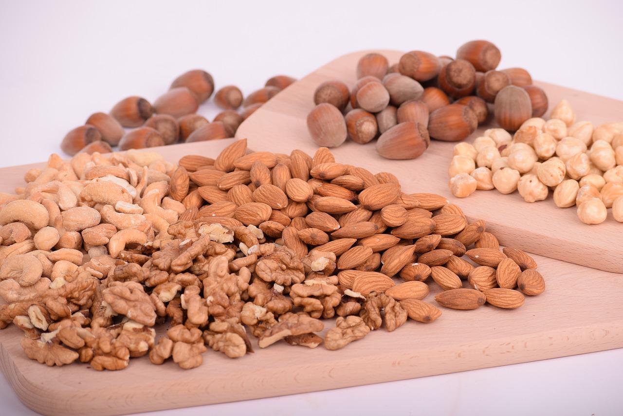 Amandes, noix et noisettes, aliments riches en vitamine E.