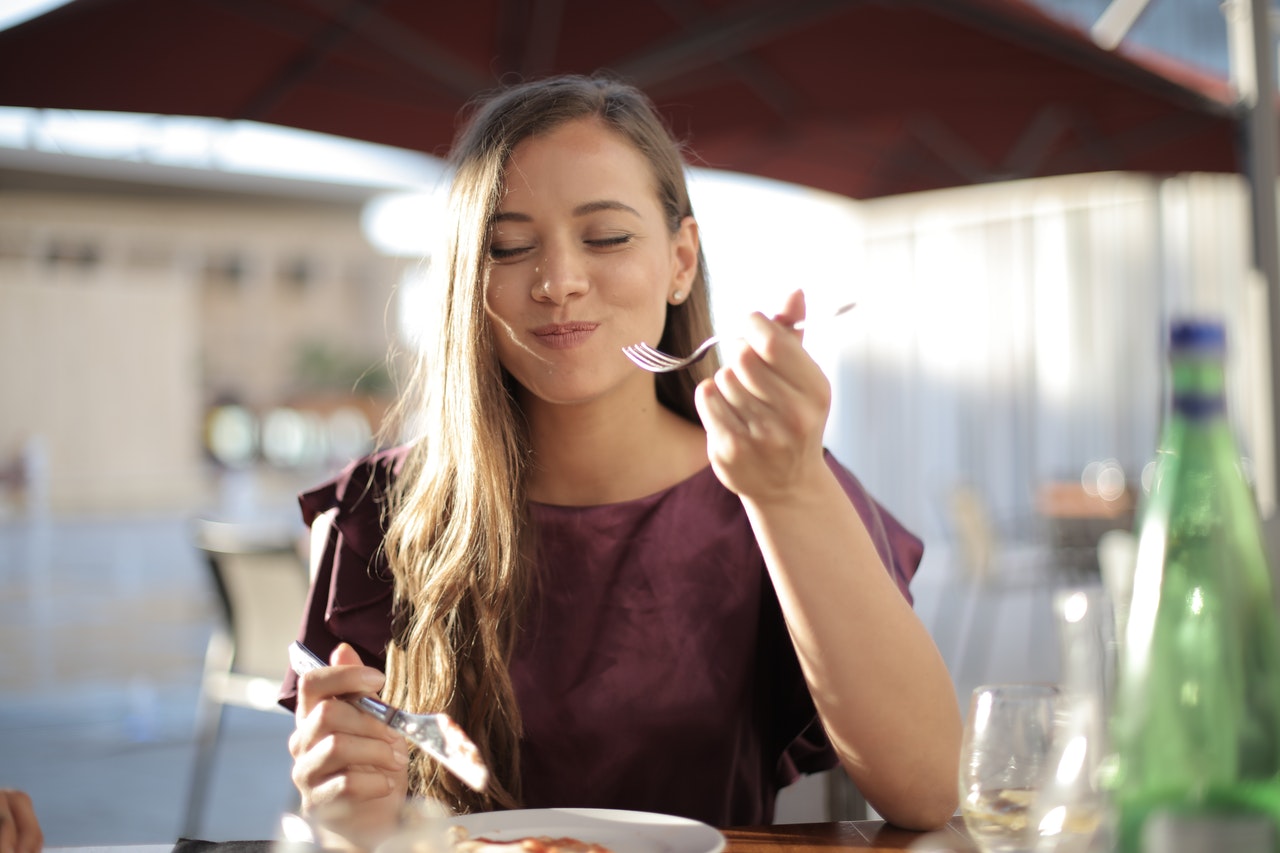 Femme en train de mastiquer la nourriture.